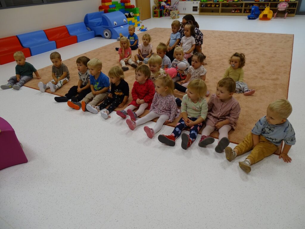 Dzieci słuchają bajki