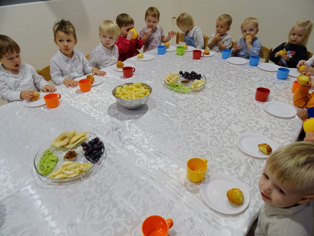 Dzieci zjadają słodki poczęstunek