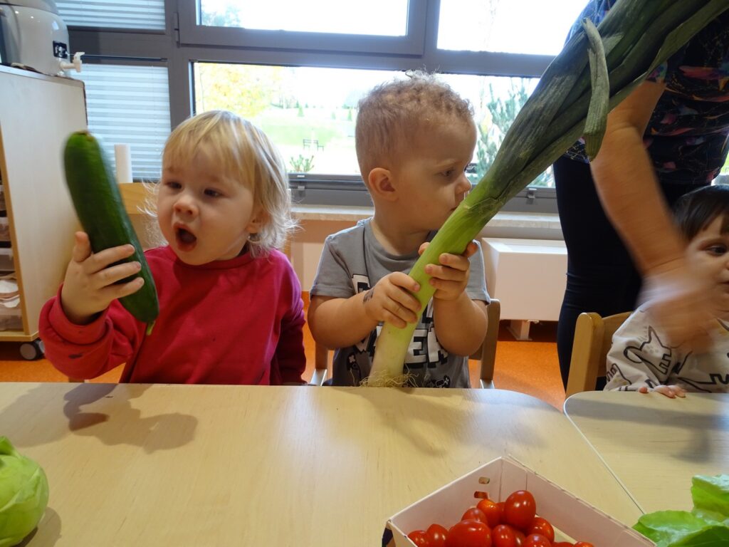 Dziewczynka ogląda ogórka