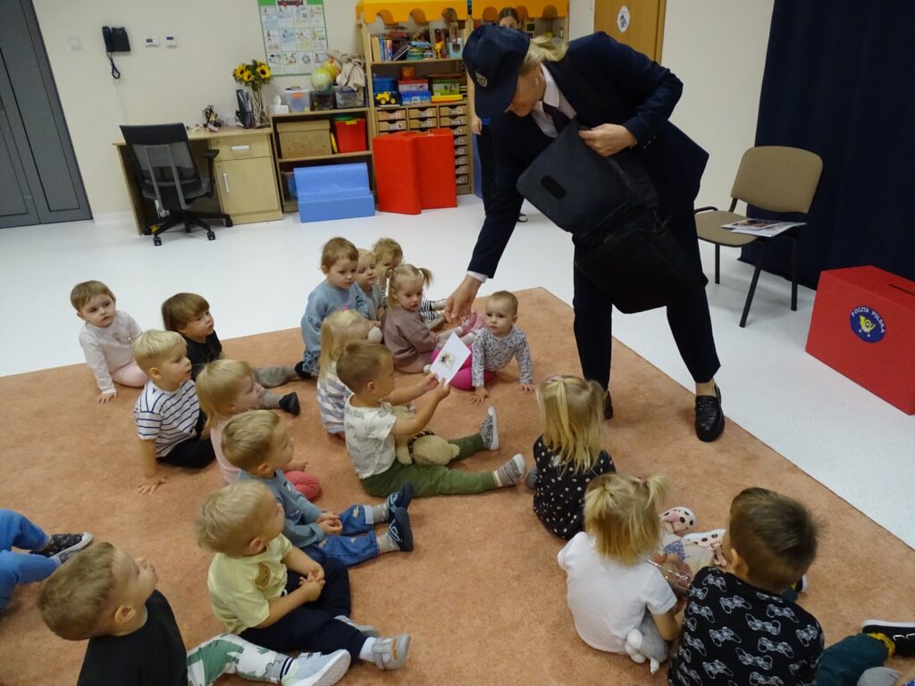 Pani listonosz podaje dziecku list