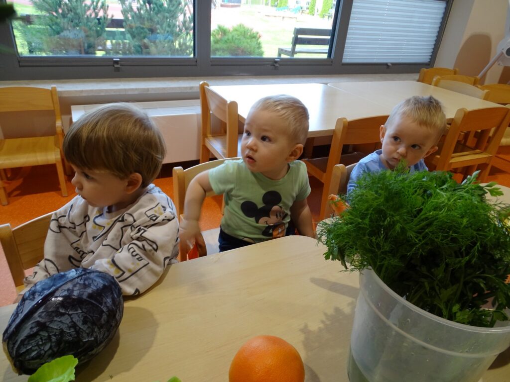 Chłopcy przy stoliku