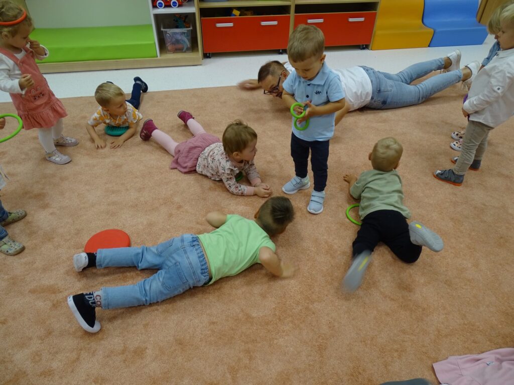 Dzieci leżą na podłodze