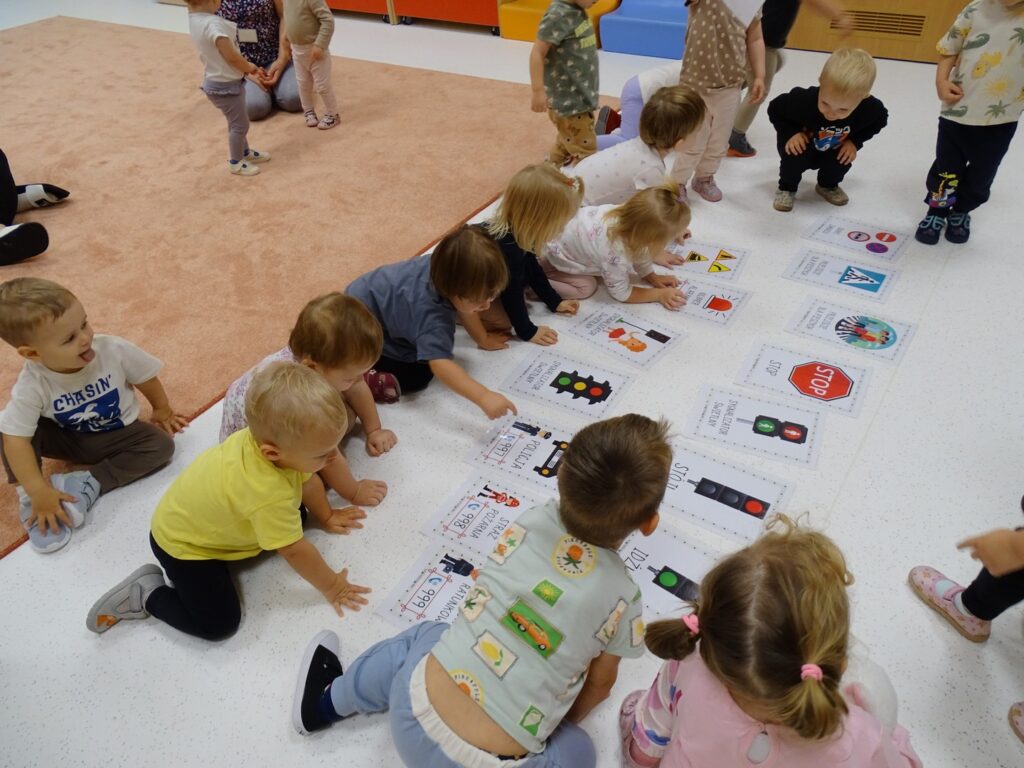 Dzieci oglądają znaki drogowe