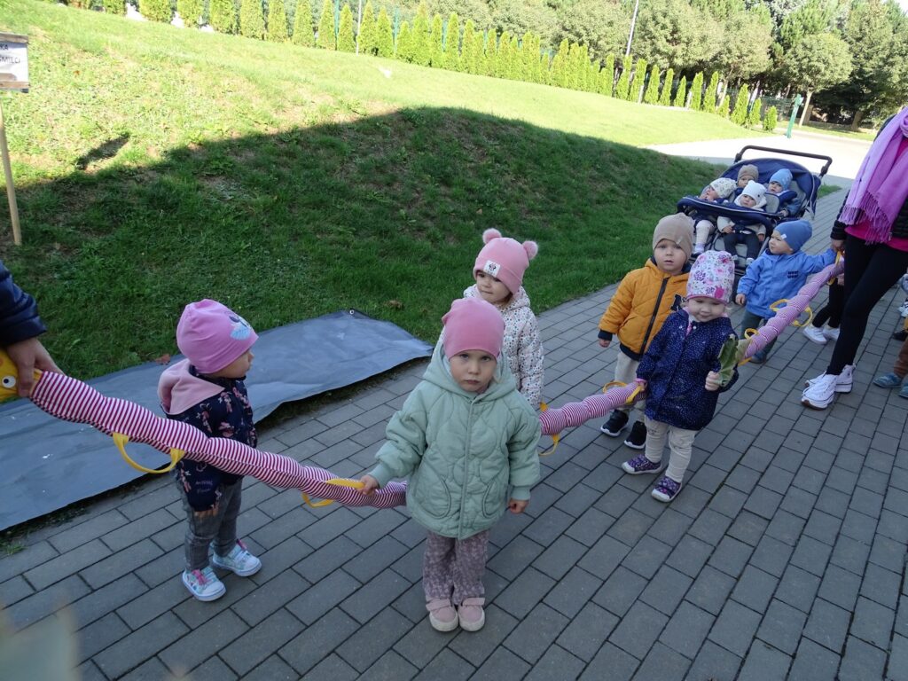Dzieci przy wężu