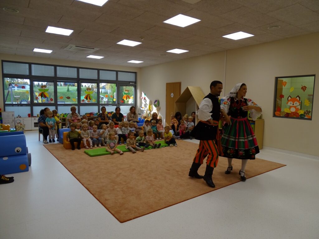 Goście tańczą kujawiaka