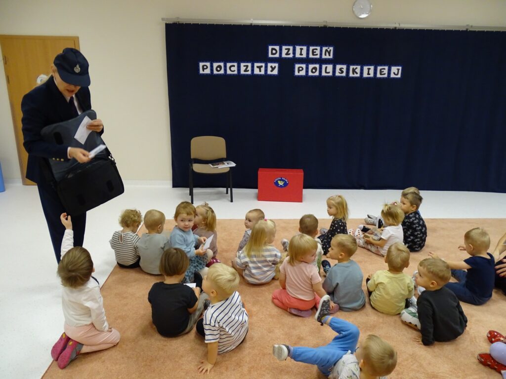 Pani listonosz wyjmuje list z torby