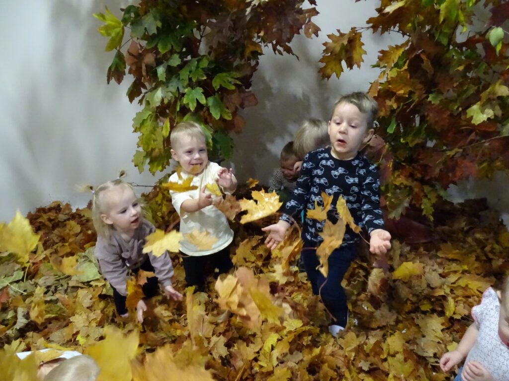 Chłopcy podrzucają listki