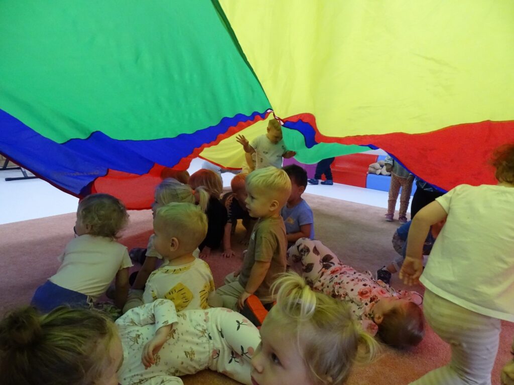 Dzieci chowają się pod chustą animacyjną