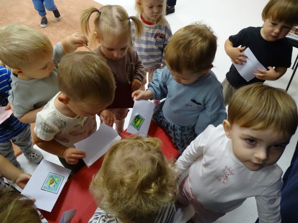 Dzieci wrzucają listy do skrzynki pocztowej