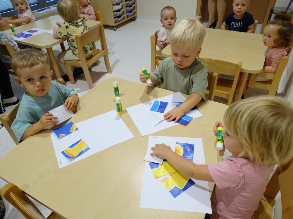 Dzieci wykonują pracę plastyczną