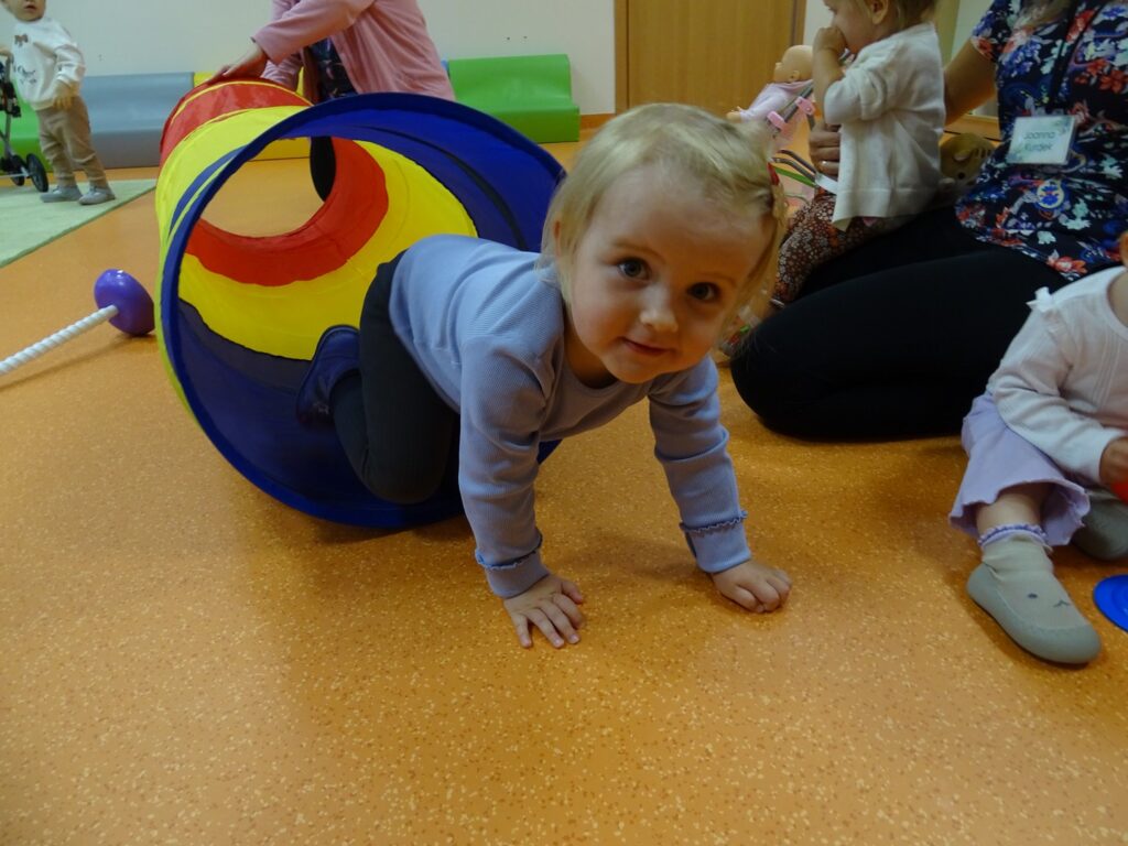Dziewczynka wychodzi z tunelu
