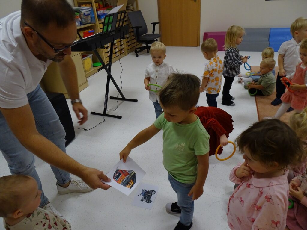 Chłopczyk pokazuje obrazek pociągu