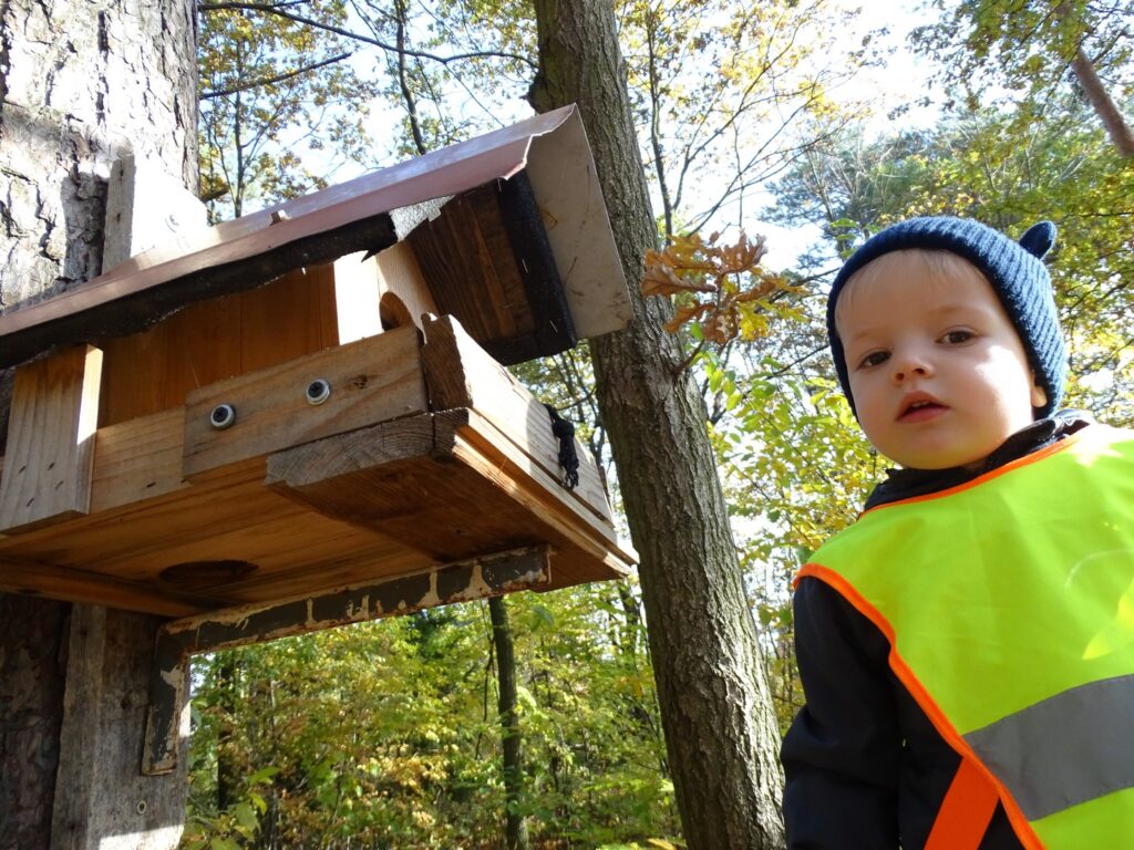 Chłopczyk pozuje do zdjęcia