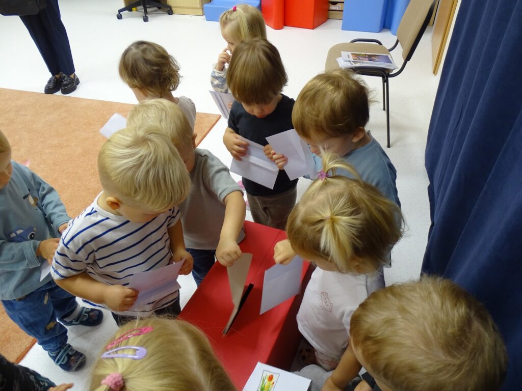 Chłopczyk wrzuca list do skrzynki pocztowej