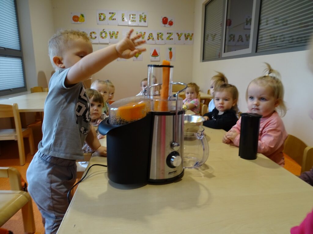 Chłopiec wkłada marchewkę