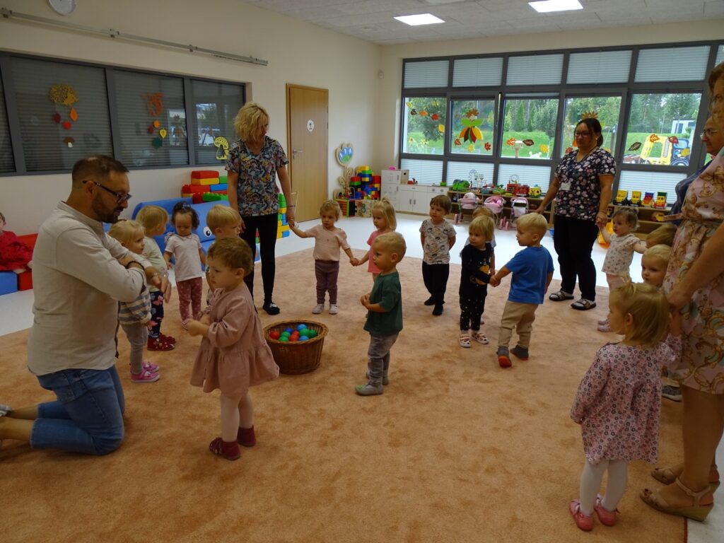 Dzieci pokazują ruchy rączkami