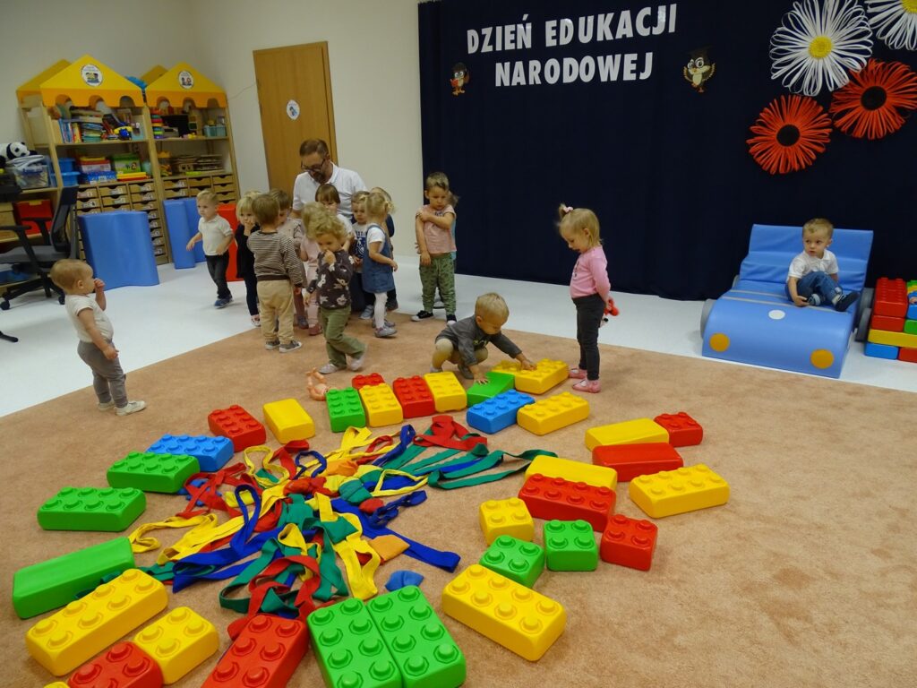 Dzieci utworzyły kwiat z szarf i klocków