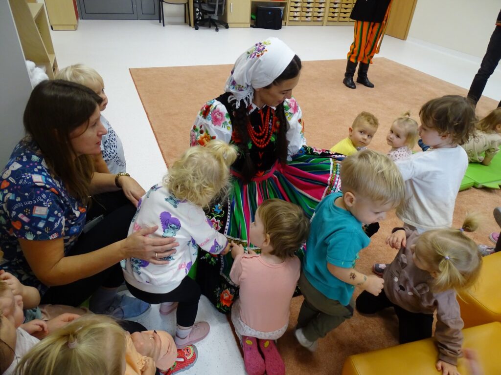 Pani prezentuje dzieciom swój strój