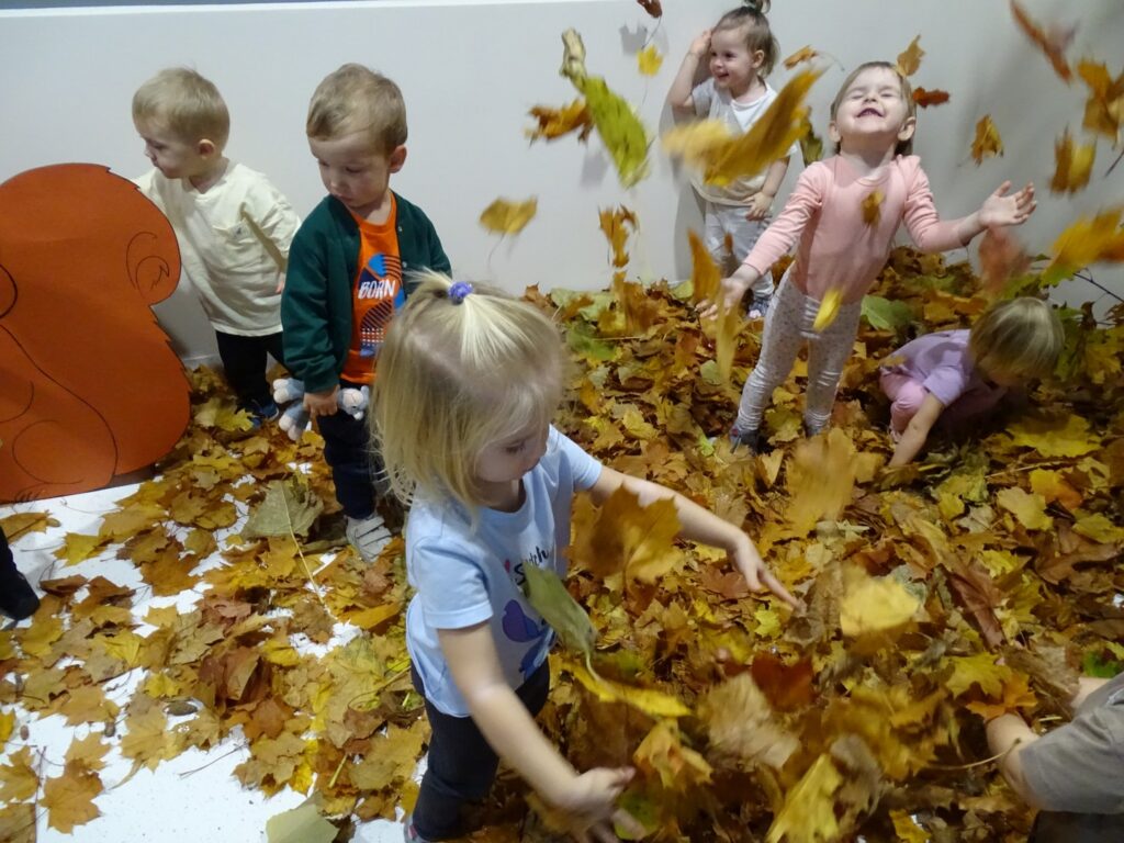 Dzieci podrzucają listki