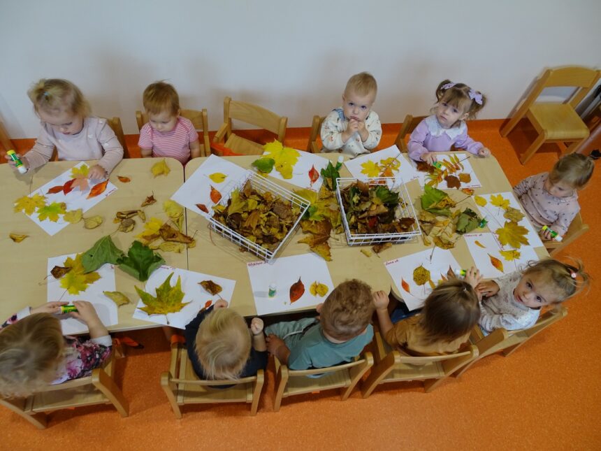 Dzieci wspólnie pracują przy stolikach