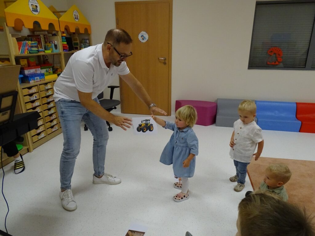 Dziewczyna pokazuje zdjęcie traktora