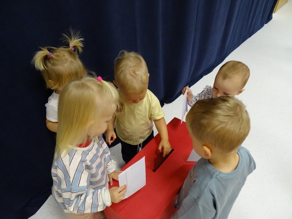 Dziewczynka wrzuca list do skrzynki pocztowej