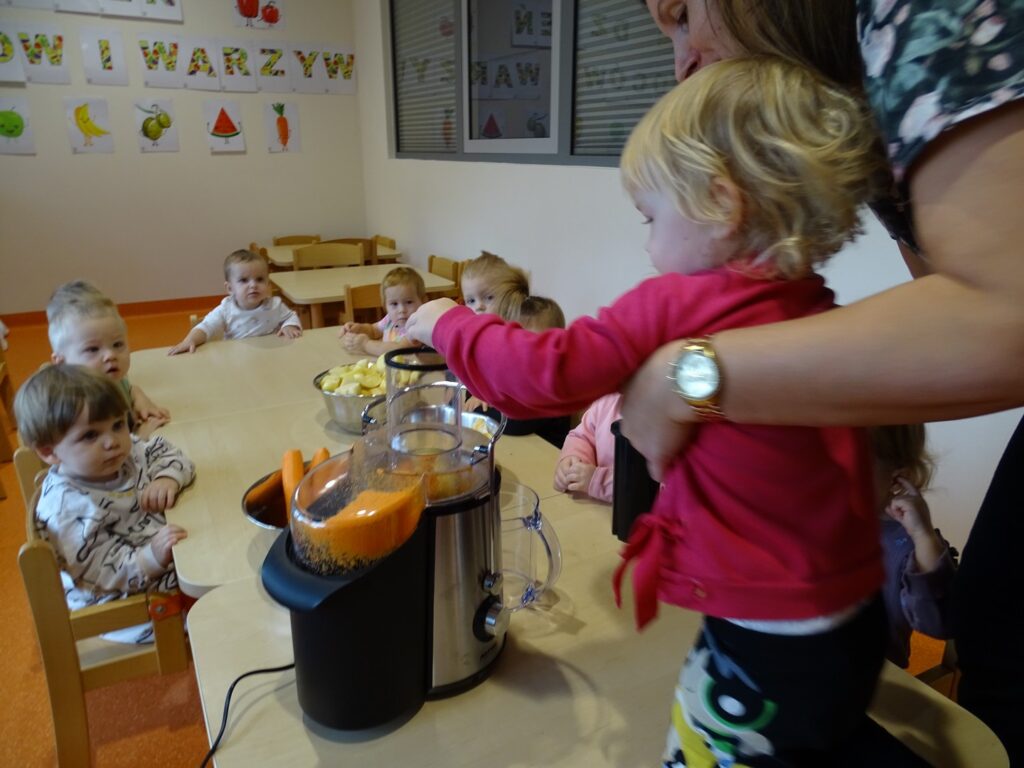 Dziewczynka wrzuca owoce