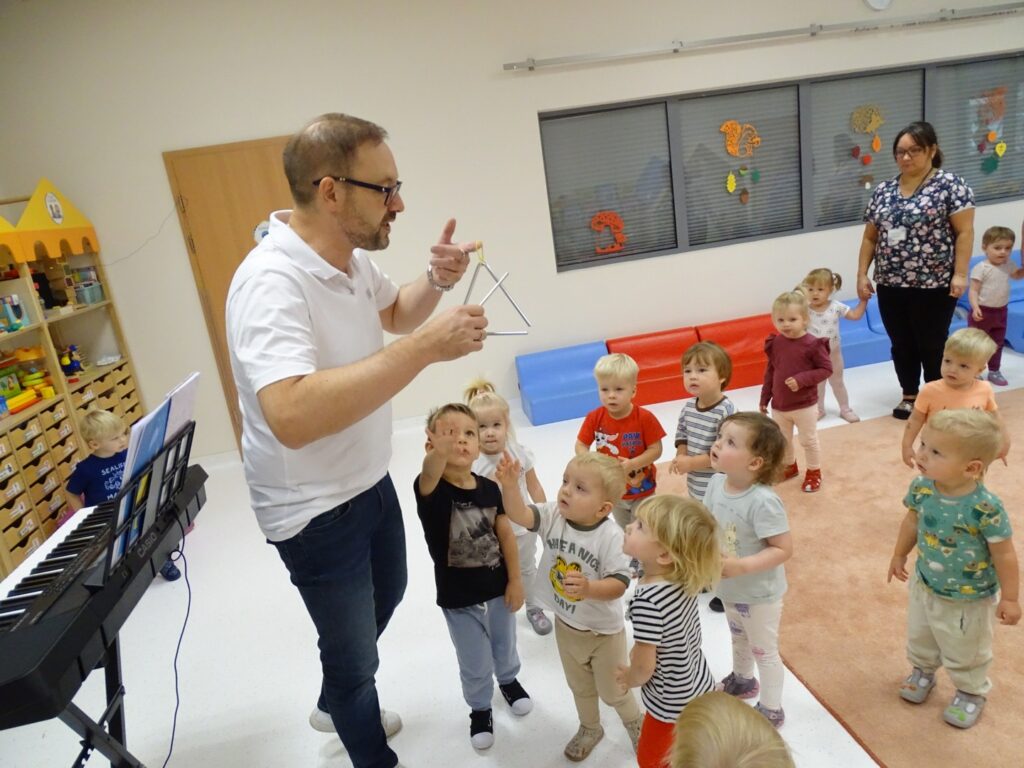Pan gra na trójkącie