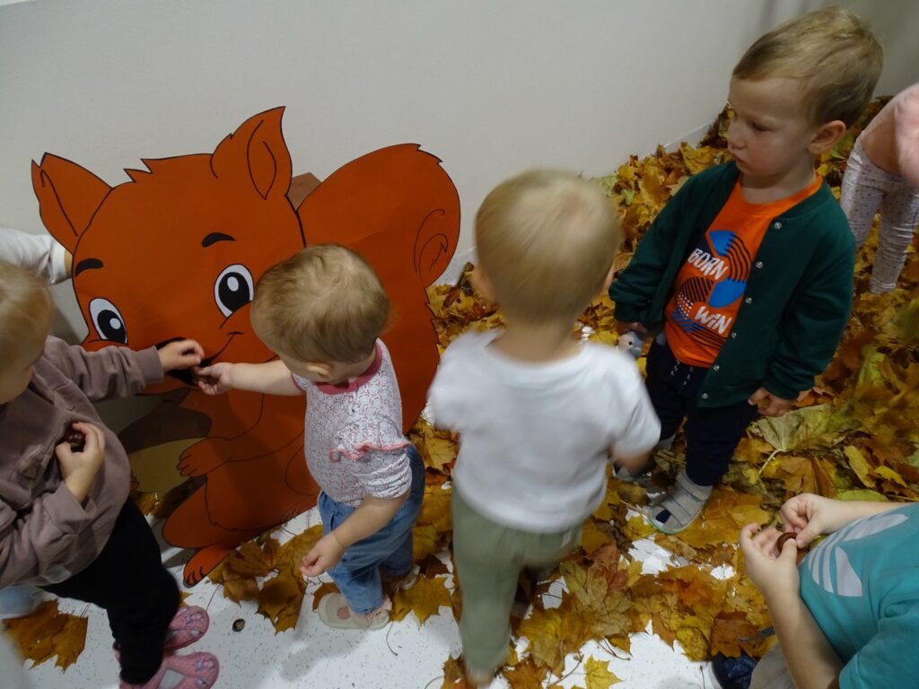 Dzieci karmią wiewiórkę