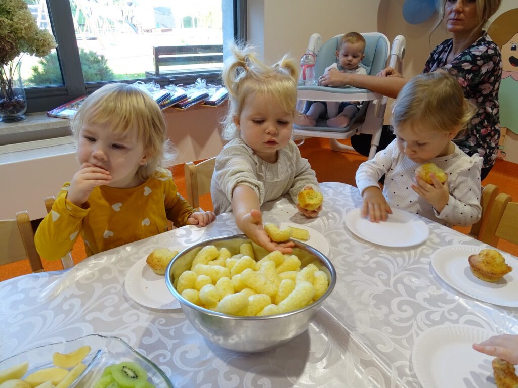 Dziewczynka sięga po chrupkę