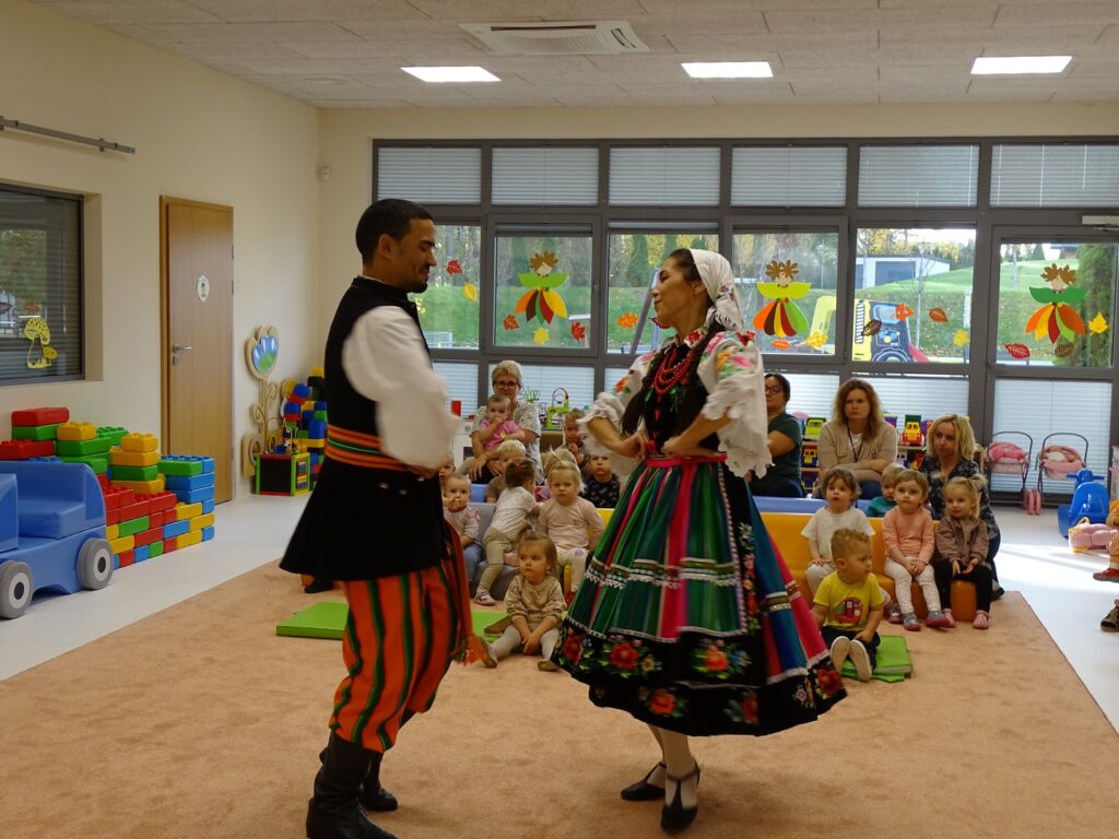 Goście tańczą