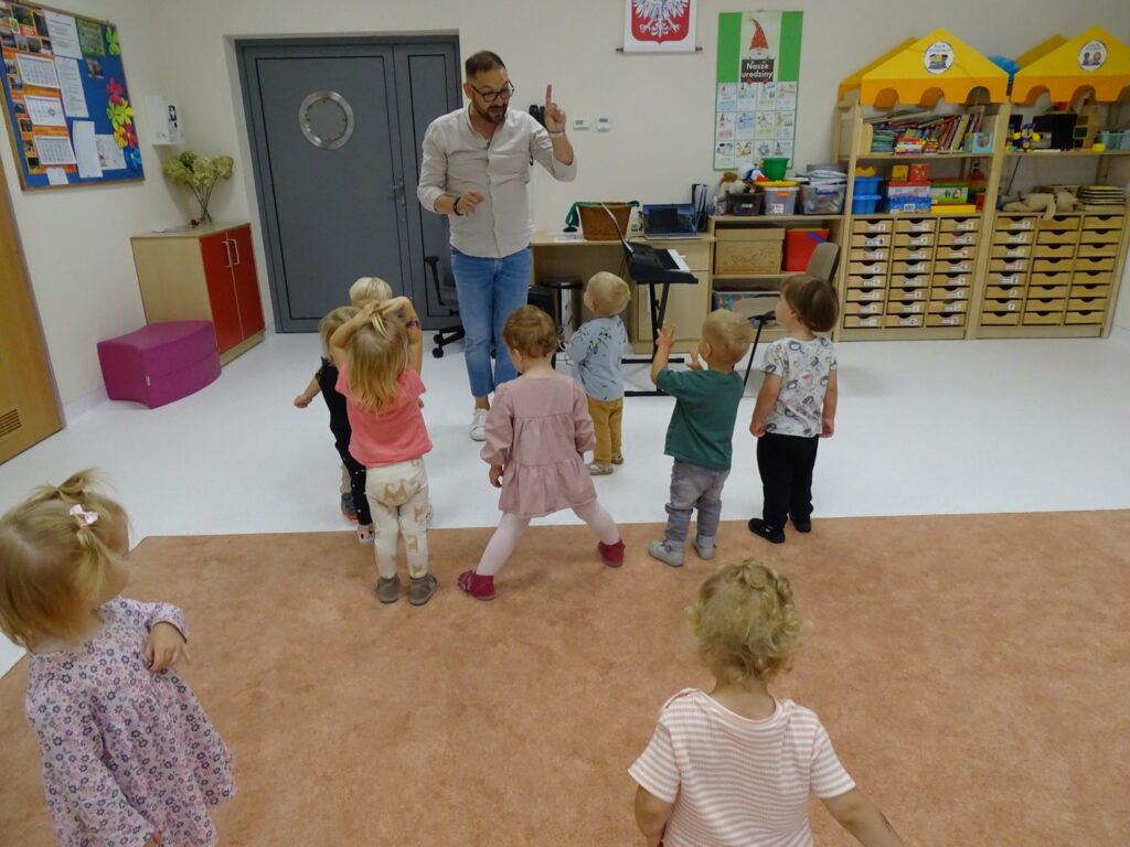 Dzieci naśladują pana