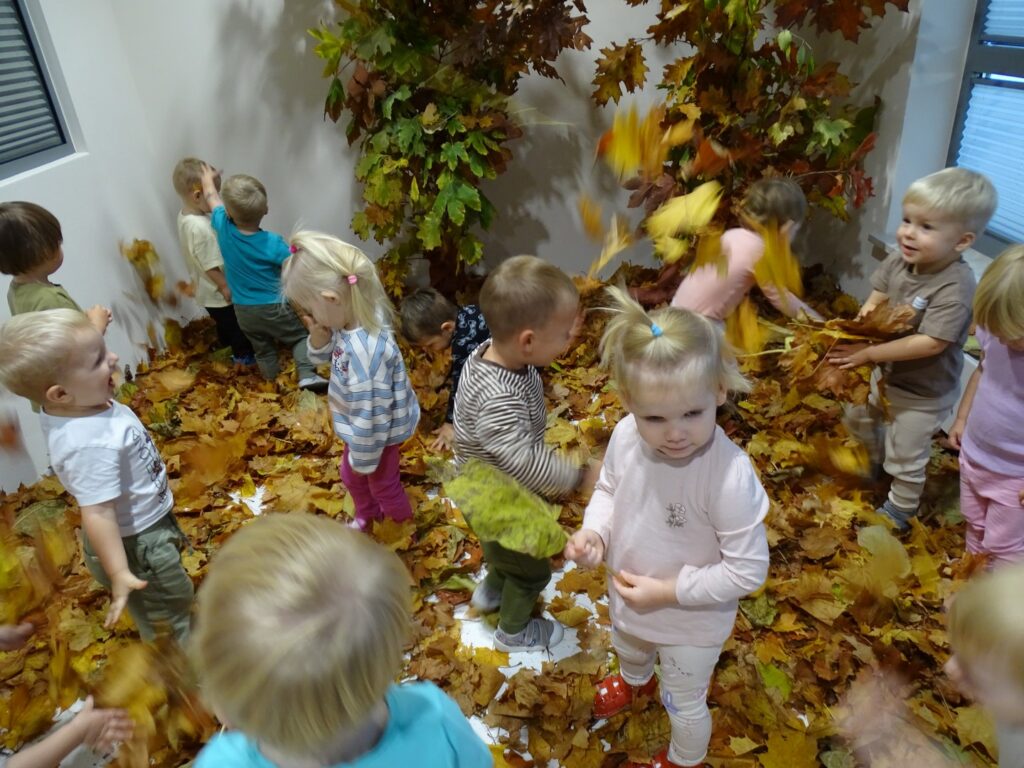 Dzieci podrzucają listki