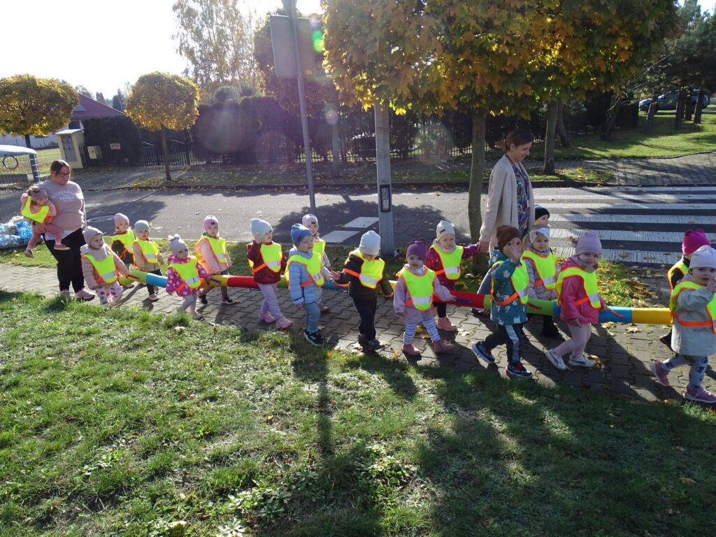 Dzieci wracają z jesiennego spaceru