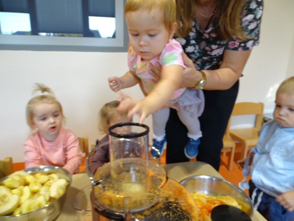 Dziewczynka pomaga robić sok