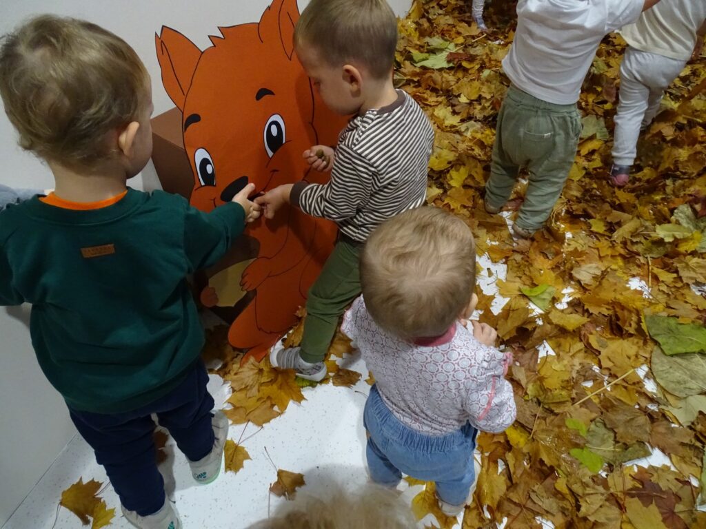 Chłopcy karmią wiewiórkę