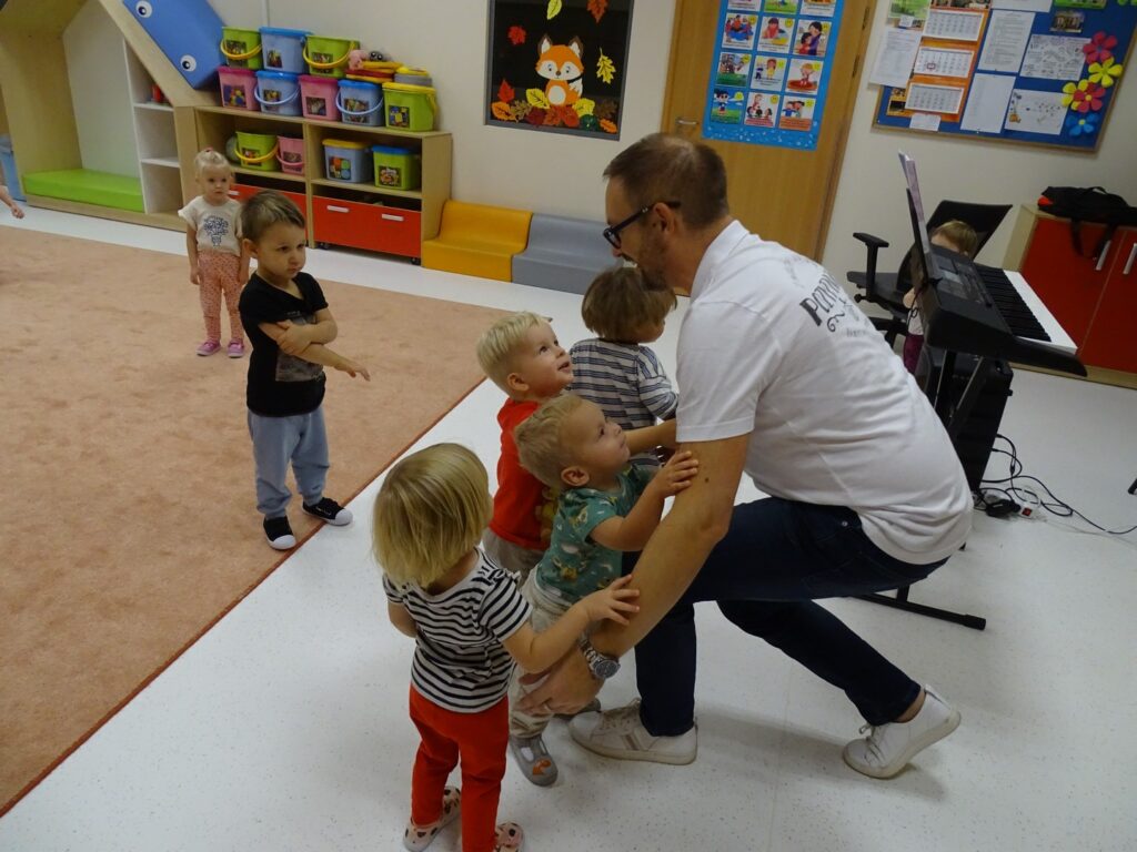 Dzieci przytulają pana od rytmiki