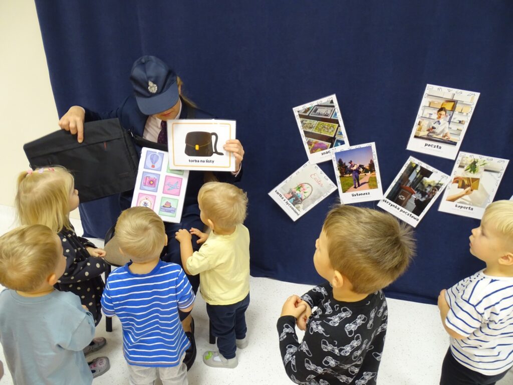Dzieci słuchają informacji o poczcie polskiej