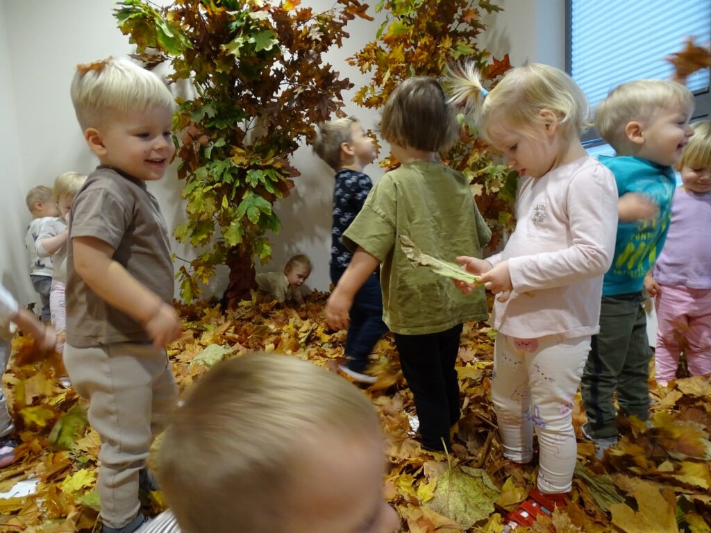 Dziewczynka ogląda jesienny liść