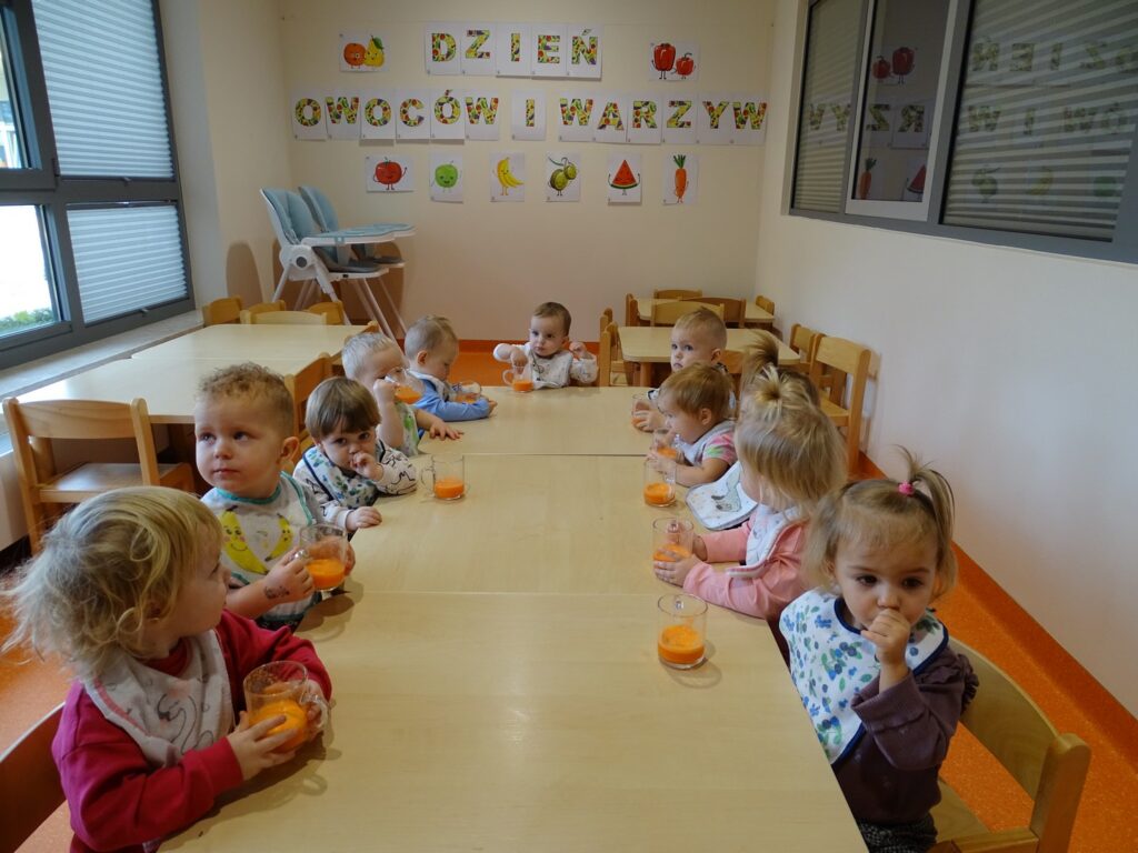 Wspólne picie przygotowanego soku