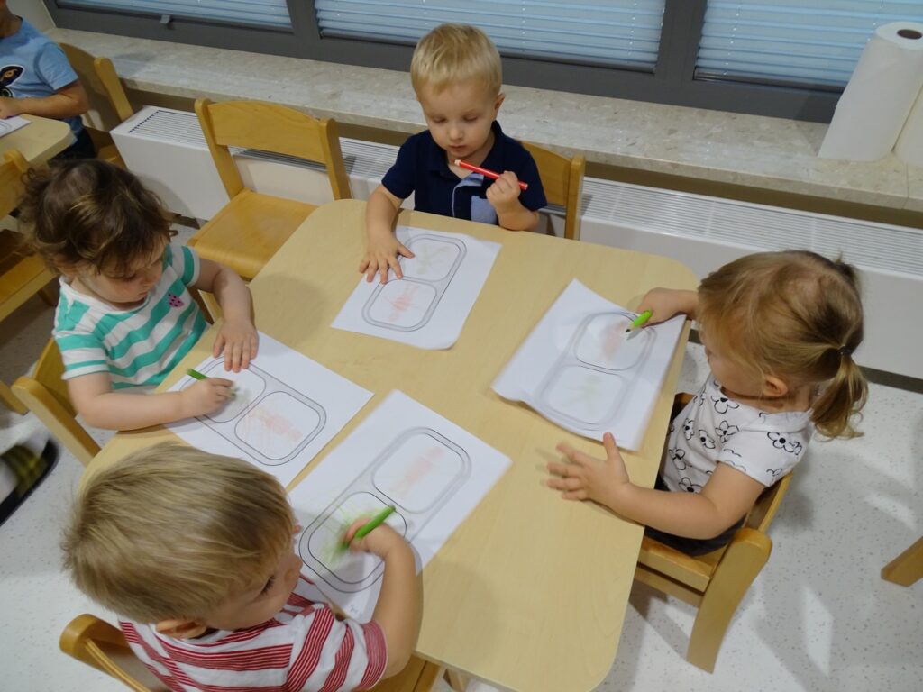 Dziewczynka maluje światło - idź