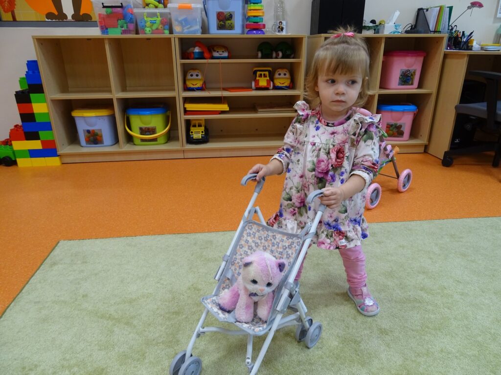 Dziewczynka wozi misia
