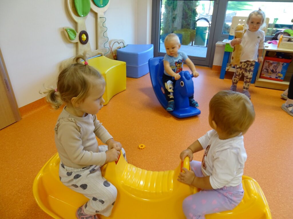 Dzieci bujają się wesoło