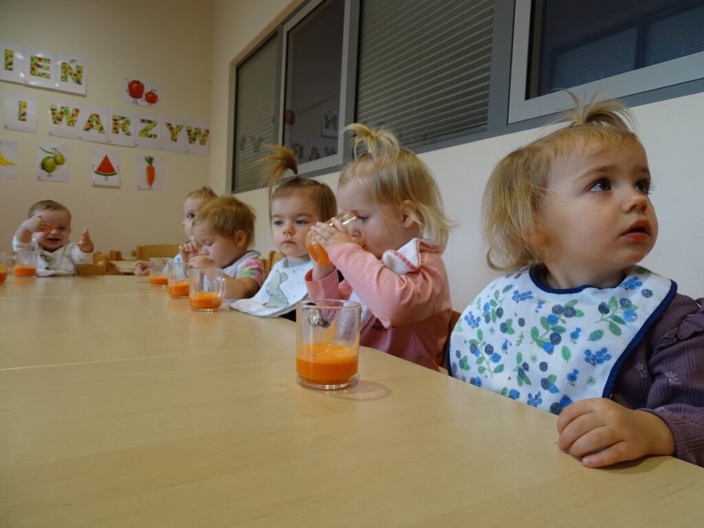 Dziewczynka pije sok