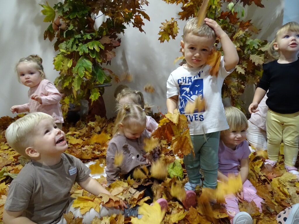 Dzieci łapią spadające liście