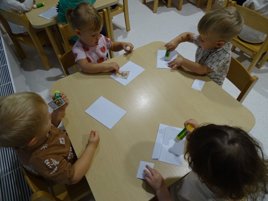 Dziewczynka nakleja znaczek na list