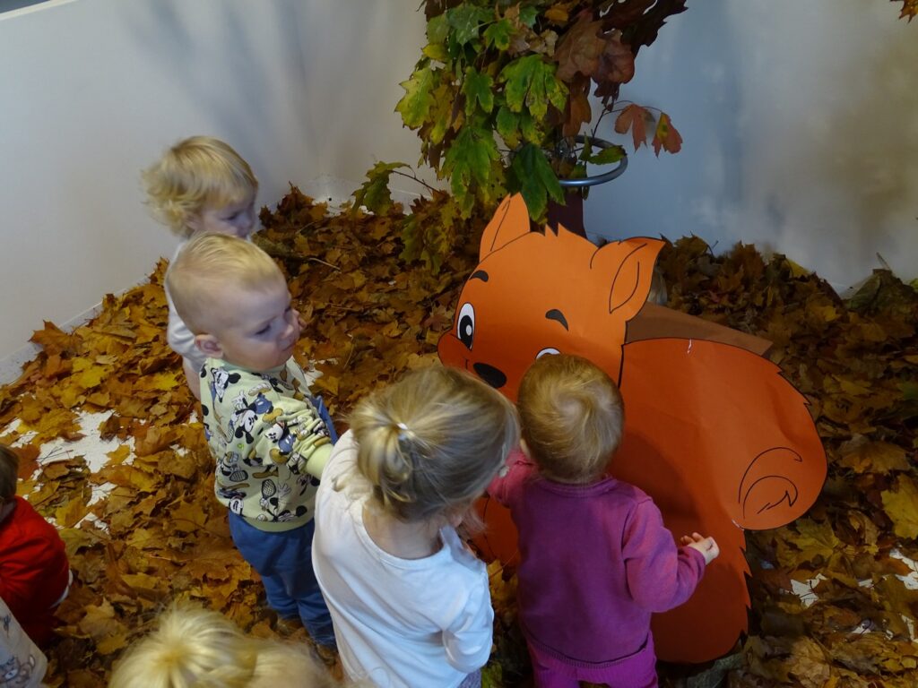 Dzieci i wiewiórka