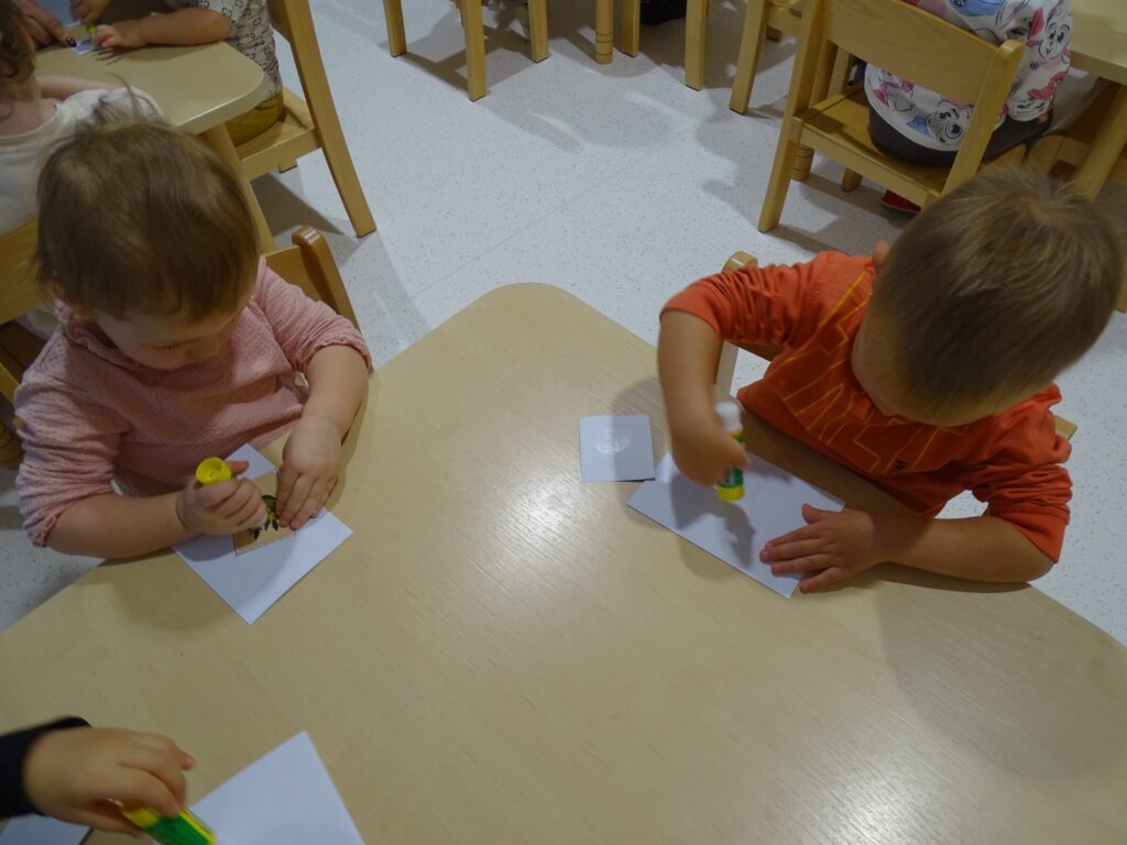 Dzieci smarują znaczki klejem