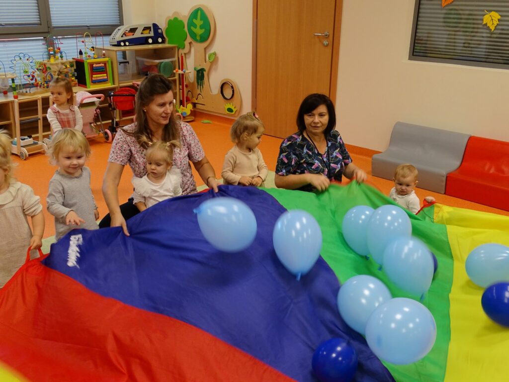 Wesoła zabawa z chustą