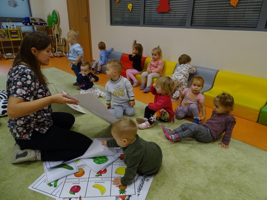 Dzieci poznają owoce i warzywa